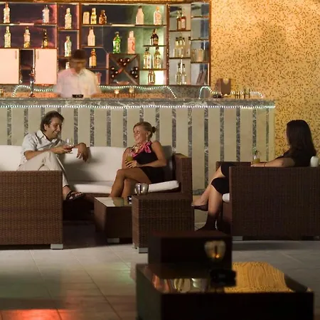 Dolphin Family Hotel Lägenhetshotell 3*