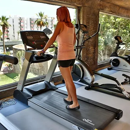 Dolphin Family Hotel מלון דירות 3*