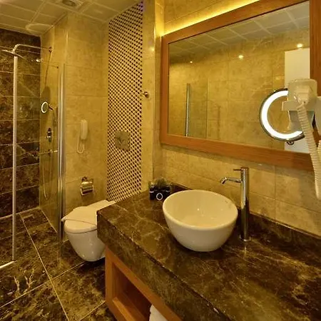 Dolphin Family Hotel מלון דירות אלאניה