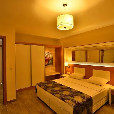 Dolphin Family Hotel מלון דירות