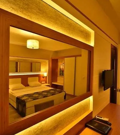 מלון דירות Dolphin Family Hotel 3*