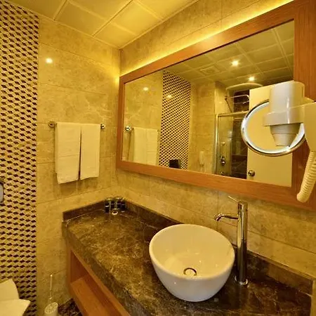 Dolphin Family Hotel 3* אלאניה