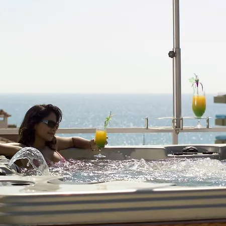 מלון דירות Dolphin Family Hotel