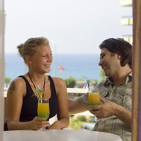Dolphin Family Hotel מלון דירות אלאניה
